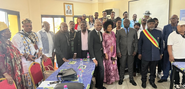 Photo de famille entre le maire et les artiste de Douala 1ER