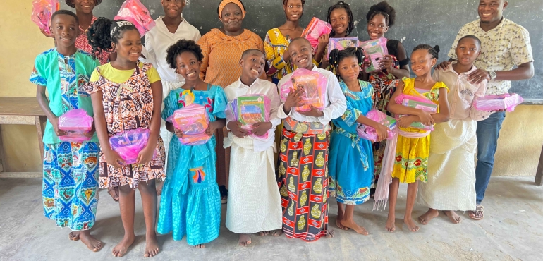 Photo de famille avec les enfants et le point focal du collège Emilie Saker